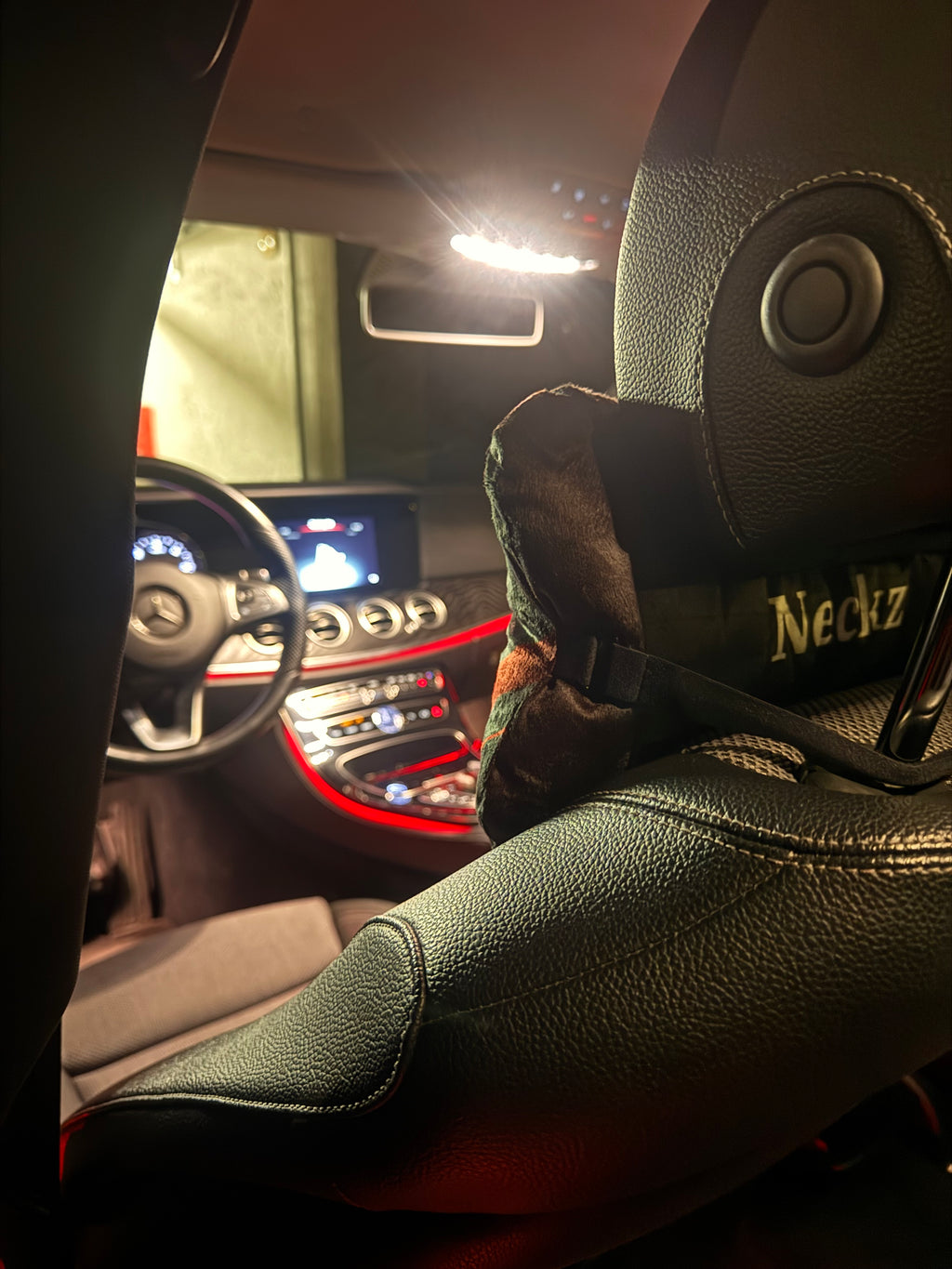 NECKZ Red Autokissen